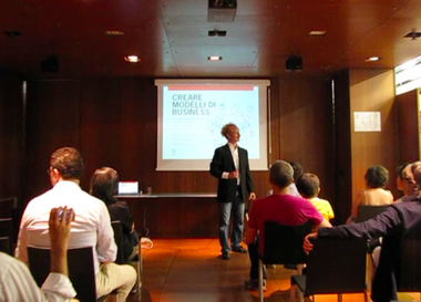 Ugo Mendes Donelli presenta il libro 'Creare modelli di business' di Alexander Osterwalder.