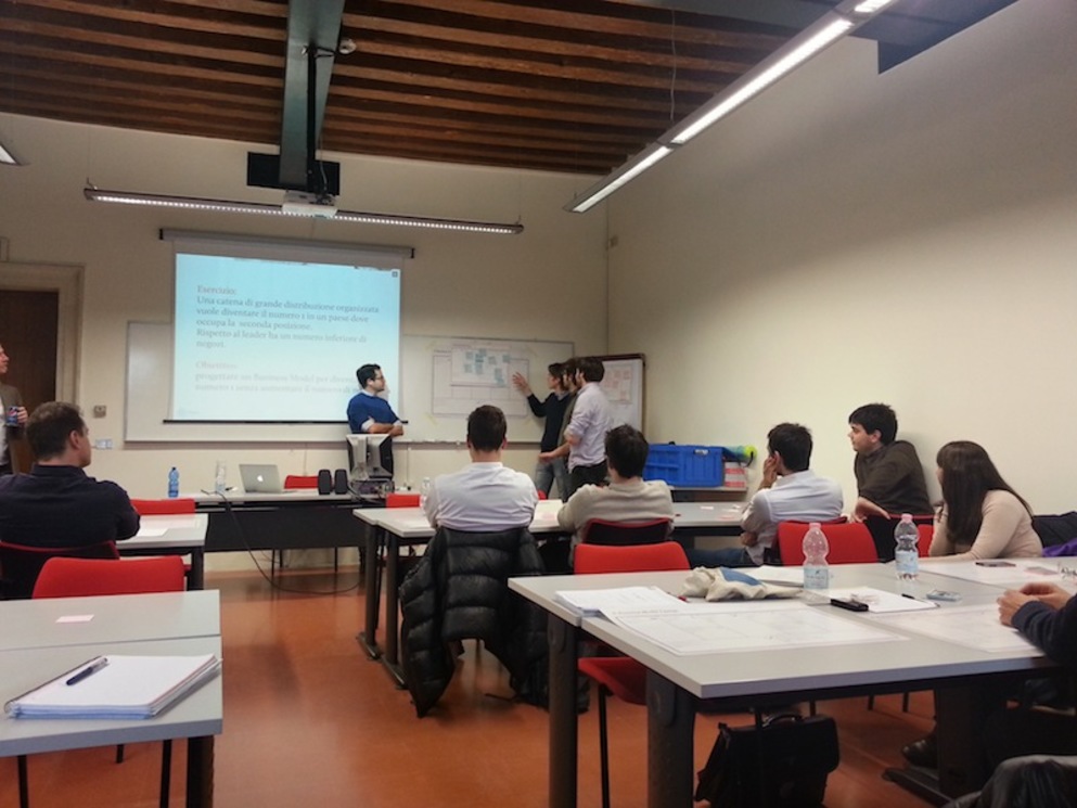 Gli allievi del corso espongono il Modello di Business creato durante l'esercitazione.