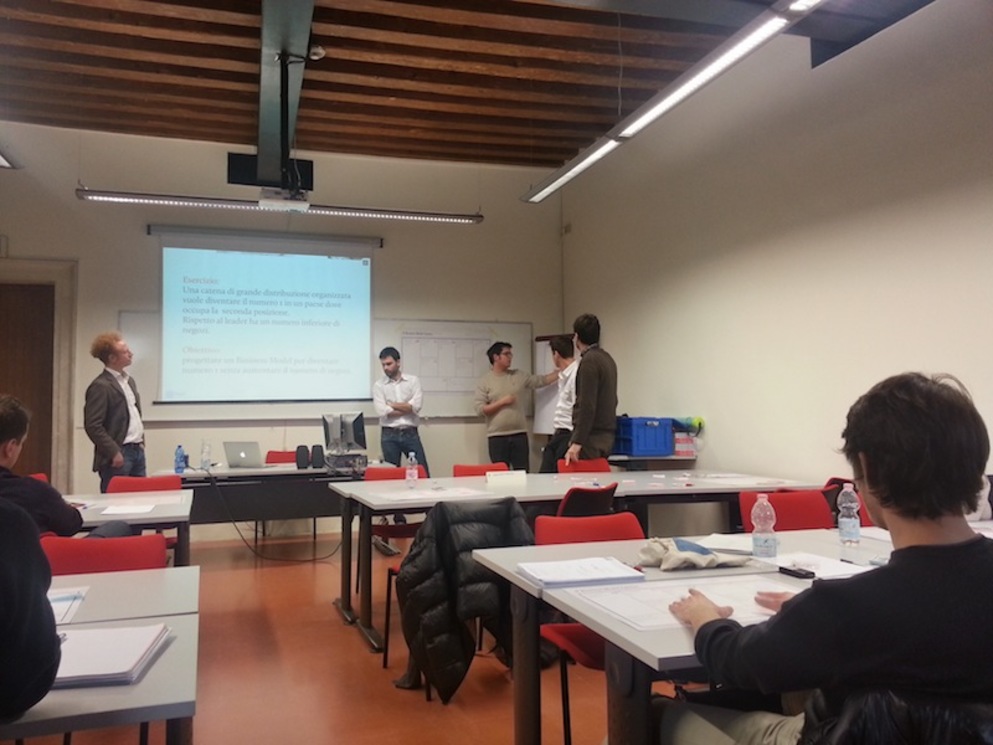 Gli allievi del corso espongono il Modello di Business creato durante l'esercitazione.