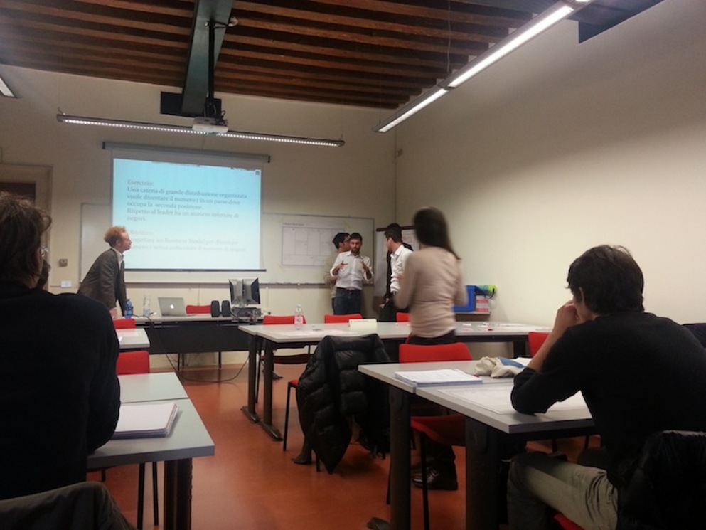 Gli allievi del corso espongono il Modello di Business creato durante l'esercitazione.