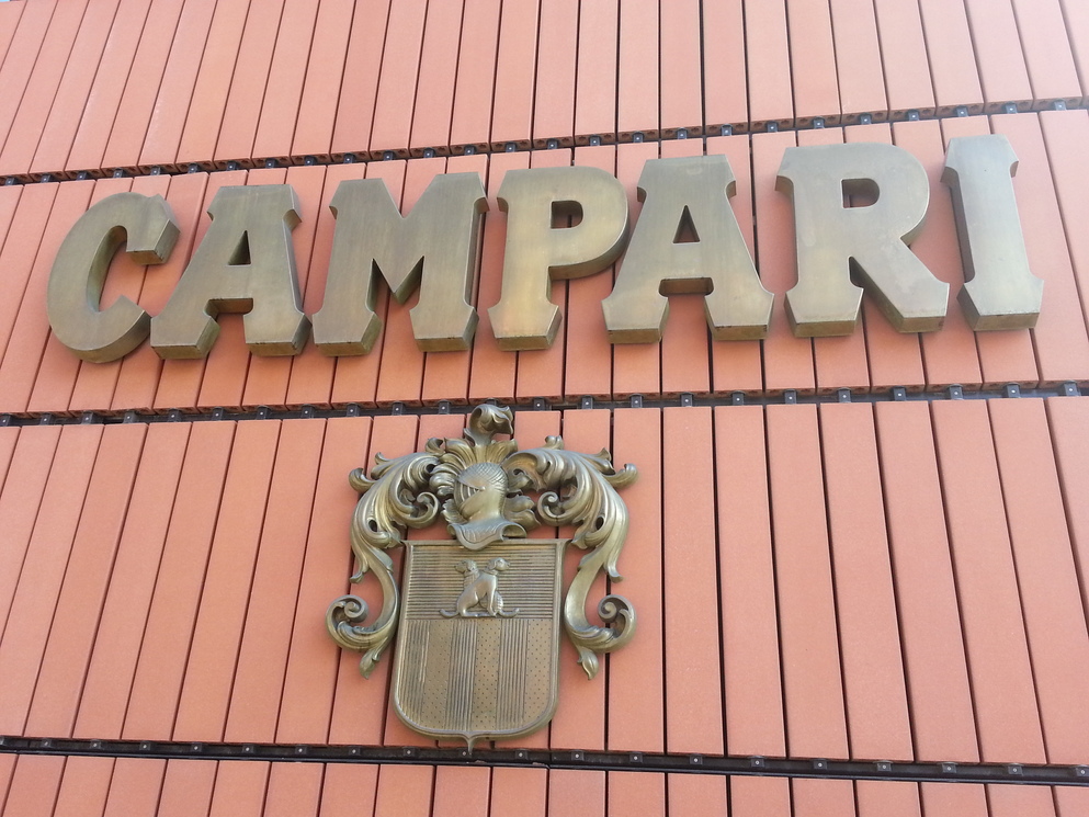 Il logo Campari sulla facciata della sede di Sesto San Giovanni.
