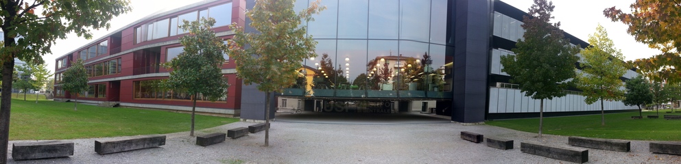 Fotografia dell'ingresso dell'Università della Svizzera Italiana.