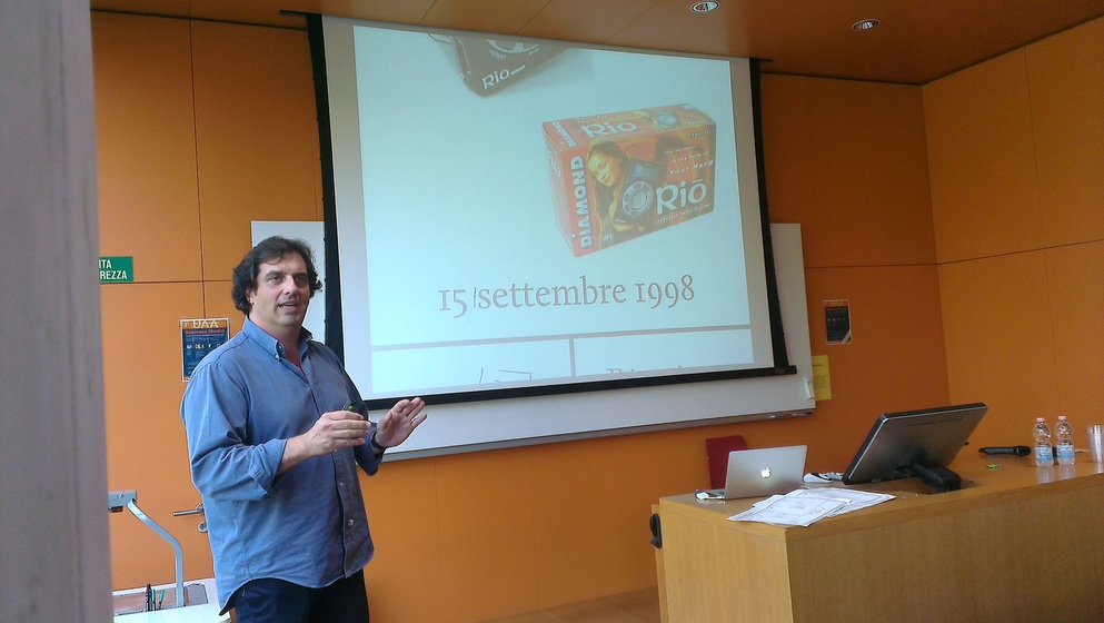 Sergio Bonomi presenta il caso dei lettori di MP3