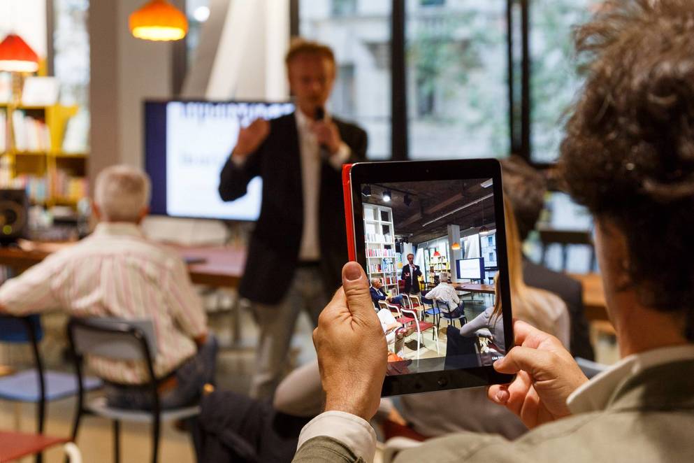 Fotografia di una foto fatta con il tablet durante la presentazione del libro I dieci tipi di innovazione